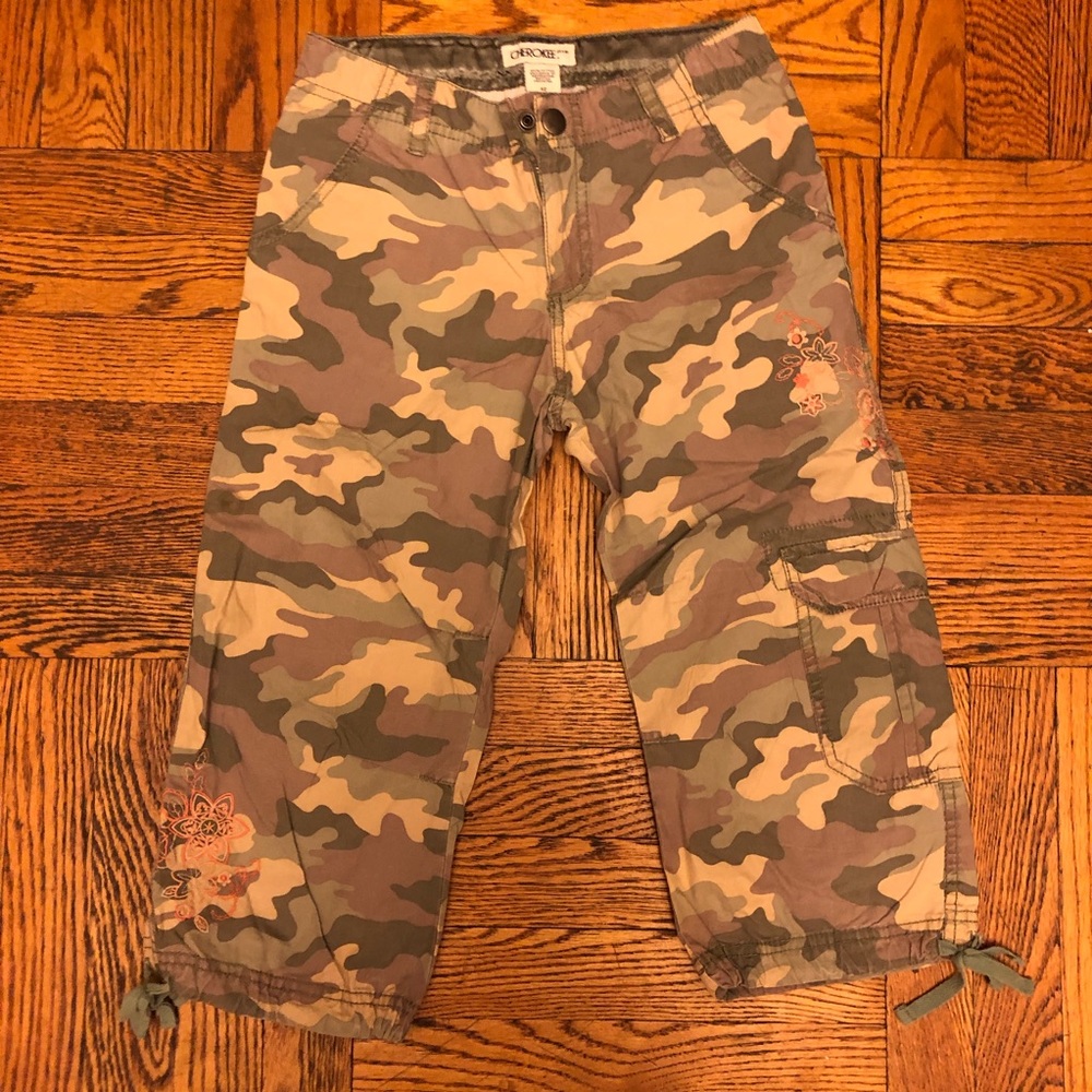 ❗️MAKE OFFER❗️camo capris